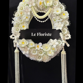 พวงมาลาดอกไม้สด ดอกไม้ประดิษฐ์ แบบ Modern-Thaiไทยจาก Le Floriste ออกแบบประณีตด้วยดอกไม้คุณภาพดีในโทนฟ้า–ครีม เพิ่มความงดงาม สง่างาม และเหมาะสมสำหรับการไว้อาลัยในพิธีสำคัญ เหมาะสำหรับองค์กรและบุคคลที่ต้องการแสดงความเคารพอย่างสมเกียรติ พร้อมบริการจัดส่งถึงง