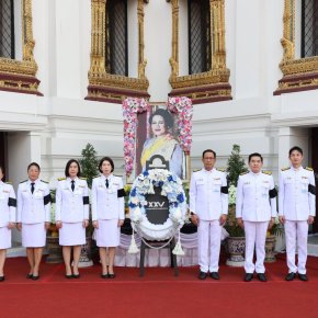 e floriste ร่วมรังสรรค์พวงมาลาถวายสักการะอย่างสมพระเกียรติ ให้แก่ กบข. และบริษัทย่อย ในพระพิธีธรรมสวดพระอภิธรรมพระบรมศพ ณ พระที่นั่งดุสิตมหาปราสาท พระบรมมหาราชวัง ด้วยความประณีต งดงาม และเปี่ยมด้วยความเคารพอย่างสูงสุด