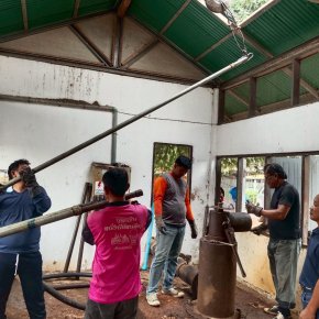 คบ.สุโขทัย  ลงพื้นที่ติดตามการดำเนินงานเป่าล้างบ่อสูบน้ำใต้ดินที่ 49