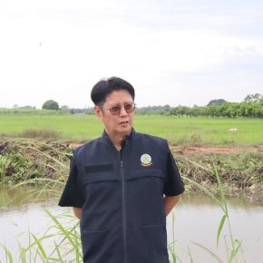 คบ.สุโขทัย  ลงพื้นที่ติดตามการดำเนินการกำจัดวัชพืชและสิ่งกีดขวางทางน้ำโดยเครื่องจักรในคลองระบายน้ำคลองปู