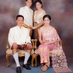 ถ่ายรูปครอบครัวชุดไทย