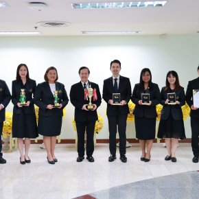 ผู้บริหารระดับสูงของมหาวิทยาลัยสวนดุสิต มอบช่อดอกไม้แสดงความยินดีกับอาจารย์นักวิจัยจากการคว้ารางวัล Global Innovation Excellence Award ซึ่งเป็นรางวัลสูงสุดในการประกวดนวัตกรรม และอีก 6 รางวัลระดับโลก จากเวที KIDE 2025 ณ เมืองเกาสง  ไต้หวัน