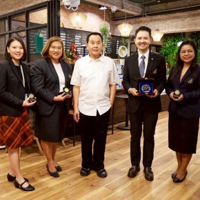 ผู้บริหารระดับสูงของมหาวิทยาลัยสวนดุสิต มอบช่อดอกไม้แสดงความยินดีกับอาจารย์นักวิจัยจากการคว้า 5 รางวัลระดับนานาชาติ ณ นครเจนีวา สมาพันธรัฐสวิส