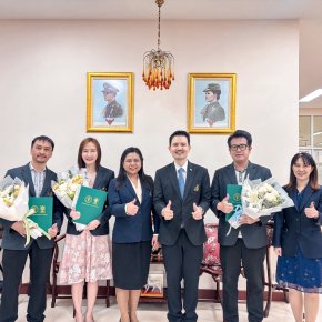 รองอธิการบดี ฝ่ายบริหาร วิจัย และนวัตกรรม มหาวิทยาลัยสวนดุสิต แสดงความยินดีกับอาจารย์นักวิจัยที่เข้ารับประกาศนียบัตรจากสำนักงานการวิจัยแห่งชาติ (วช.)