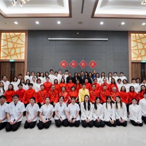 弘扬大医精诚医者精神 泰国华侨中医院举行敬师仪式活动