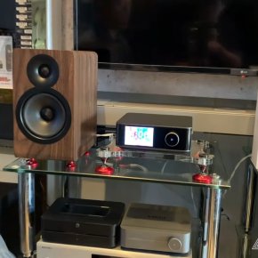  ชุดฟังเพลงระหว่างลำโพง Acoustic Energy AE100² (AE100 MK2) และแอมพลิฟายเออร์ WiiM Amp Ultra ลงตัวสุดๆ
