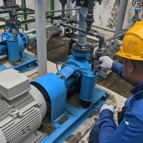 ช่างกำลังตรวจสอบเกียร์มอเตอร์ในระบบเครื่องจักรอุตสาหกรรม