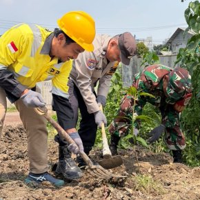 PT PSP Tanam 75 Bibit Pohon di Desa Klapanunggal, Bogor