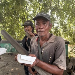 PT PSP Berbagi Makanan untuk Tunawisma di Manggarai dan Jatinegara