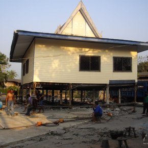 ผลงาน ดีดบ้าน ยกบ้านไม้ ยกโครงสร้างบ้านทั้งหลังให้สูงขึ้น บริการปรึกษาปัญหาบ้านทรุดฟรี
