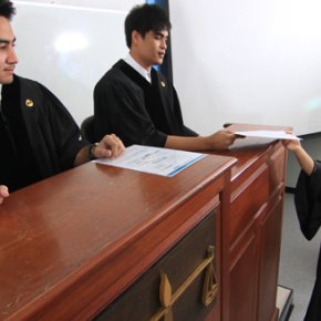 หน้าบัลลังก์