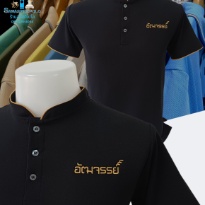 เสื้อโปโลคอจีนสีดำขลิปทอง พร้อมรับปักโลโก้และชื่อ Plus ความนุ่ม เพิ่มความสบาย  ผ้า Micro Plus + (ไมโคร พลัส) เส้นใยเล็ก ละเอียดเรียงตัวสวย ด้วยโพลีเอสเตอร์ผสมไมโครไฟเบอร์ เกรด A ทำให้ผ้านุ่ม เนียน ละเอียด คงทน ใส่เย็นสบาย ระบายอากาศได้ดี พร้อมโครงสร้างของ