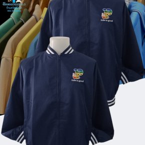เสื้อแจ็คเก็ตพร้อมงานปักอักษร B สุดน่ารักเหมาะสำหรับเป็นของขวัญ ออกแบบตามสั่ง โดยด้านในตัวอักษร B มีลวดลายทิวทัศน์ธรรมชาติ ทุ่งดอกไม้ ภูเขา และท้องฟ้า ออกแบบฟรี ไม่มีขั้นต่ำ  สนใจสอบถามเพิ่มเติม  http://line.me/ti/p/~sawasdeepolo  www.sawasdeepolo.com ️ 0