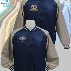 ขอบพระคุณบริษัท คลังรัฐภูมิ 2009 จำกัด  แจ็คเก็ตทรงเบสบอล ผ้าไมโครพีช  เส้นด้ายโพลีเอสเตอร์ (Polyester) เนื้อผ้ามี 2 ด้าน (ด้านขนและด้านซาติน) มีความเงาลื่น เนื้อนุ่มเบาสัมผัสสบายไม่ยับง่าย  มีซับในทั้งตัวไม่ระคายเคือง มีกระเป๋าข้าง ซ้าย-ขวา พร้อมบริการปั