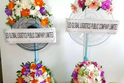 พวงหรีดพัดลมดอกไม้สด Hatari 16/18 นิ้ว  วัดธาตุทอง