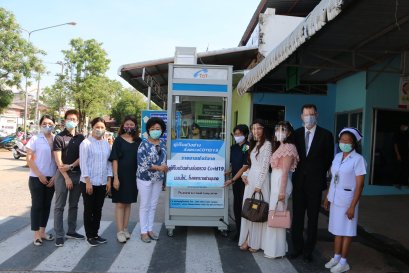 ผู้บริหารในเครือมีโชคกรุ๊ป ร่วมส่งมอบตู้เก็บตัวอย่างส่งตรวจ Covid-19 
