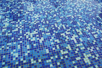 กระเบื้องโมเสกที่ว่าสวยแต่ทำไมไม่ค่อยได้รับความนิยมในการปูกระเบื้องพื้นสระว่ายน้ำ