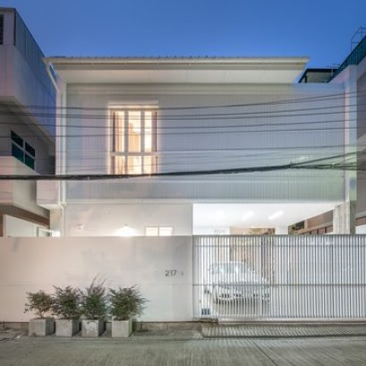 พาชมบ้านเดี่ยว 2 ชั้นสวยๆ ไอเดียสร้างบ้านบนที่ดิน 45 ตารางวา สำหรับคนทุกวัย