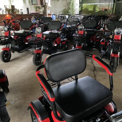 ทางร้ามมีสินค้ามากมายให้เลือก