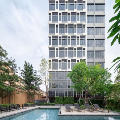 素坤逸87号华美达酒店