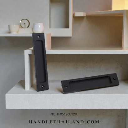 มือจับฝัง (อะลูมิเนียม) สีดำด้าน 128x150 mm. 1F051