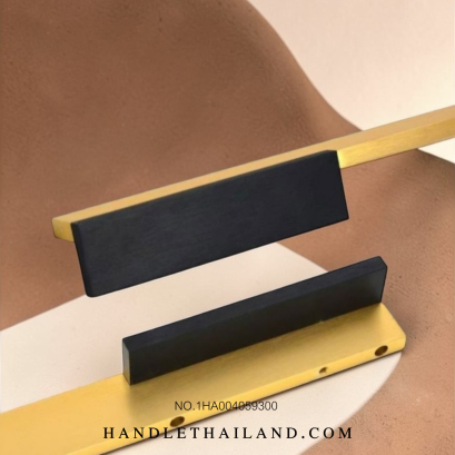 มือจับเหลี่ยม สีทองดำ (2ข้าง)  256 mm. 1HA004059300