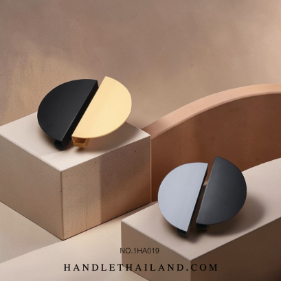 มือจับ (อะลูมิเนียม) สีทองด้าน,ดำด้าน,ไทเทเนียมเกรย์ด้าน 64 mm. 1HA019