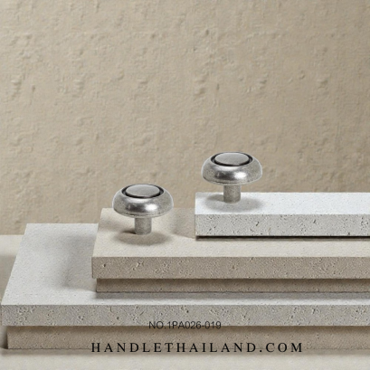 ปุ่มจับโบราณ (ซิงค์) ดำ-เงิน (32x25mm.) 1PA026-019