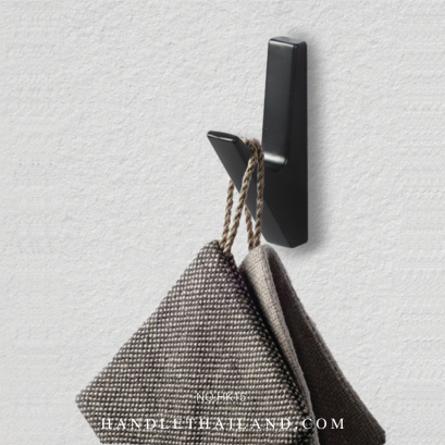 ขอเกี่ยว (ซิงค์) สีดำ,ทองเงา 79x40 mm. HK15