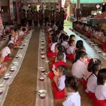 โครงการอาหารกลางวัน : มื้อเที่ยงนี้...พี่เลี้ยงน้อง