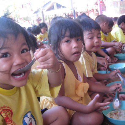 โครงการอาหารกลางวัน : มื้อเที่ยงนี้...พี่เลี้ยงน้อง