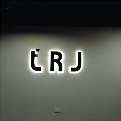 ตัวอักษรซิงค์ทำสีไฟออกหลัง