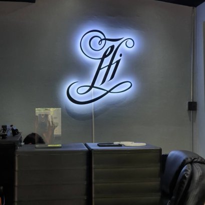 ตัวอักษรไฟออกหลัง