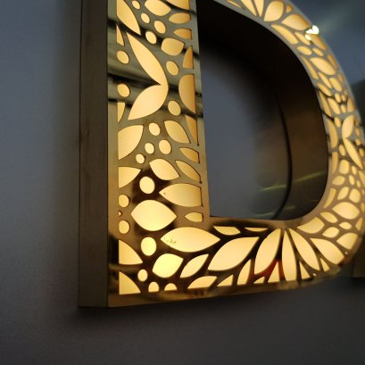 ตัวอักษรไทเทเนี่ยมเจาะ ไฟออกหนัง