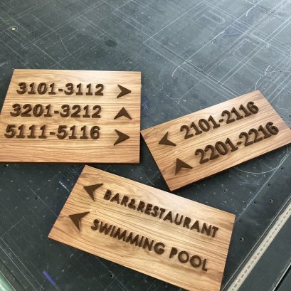 ป้ายพลาสวูดชื่อห้อง(พื้นพิมพ์ยูวี)