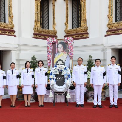 e floriste ร่วมรังสรรค์พวงมาลาถวายสักการะอย่างสมพระเกียรติ ให้แก่ กบข. และบริษัทย่อย ในพระพิธีธรรมสวดพระอภิธรรมพระบรมศพ ณ พระที่นั่งดุสิตมหาปราสาท พระบรมมหาราชวัง ด้วยความประณีต งดงาม และเปี่ยมด้วยความเคารพอย่างสูงสุด