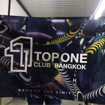 ธงผูกติดกับลูกกรง ผนังบ้าน ตบแต่งร้าน