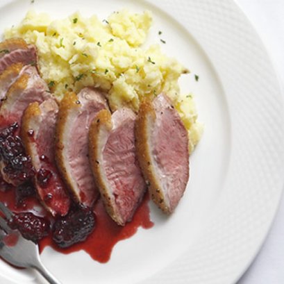 อกเป็ดรมควัน ราดซอสแบล็คเบอร์รี