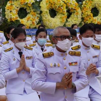 คบ.สุโขทัย ร่วมพิธีทำบุญตักบาตรถวายพระราชกุศล