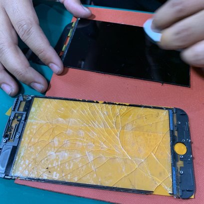 การลอกเปลี่ยนกระจกหน้าจอไอโฟน