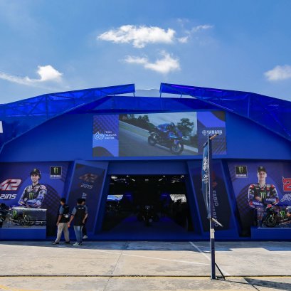 ยามาฮ่าเนรมิต YAMAHA GP PAVILION ในการแข่งขัน Thailand Grand Prix 2024 จัดเต็มกระทบไหล่ 2 นักแข่งระดับโลก กวาร์ตาราโร่ และ รินส์ และเตรียมลุ้นรับรางวัลใหญ่ YAMAHA R15M Connected-ABS มูลค่า 1.38 แสนบาท