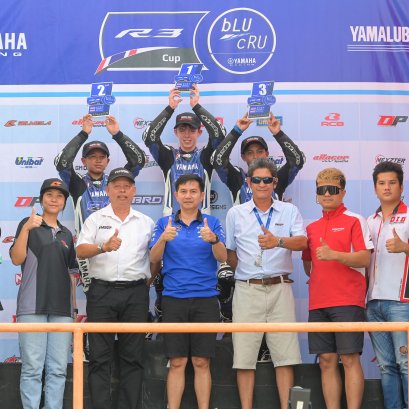 ดาวรุ่ง AMA คว้าชัยเปิดหัว YAMAHA R3 bLU cRU Thailand​
