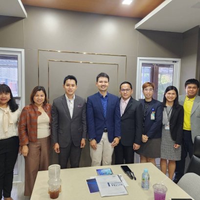 รองศาสตราจารย์ ดร.ชนะศึก นิชานนท์ รองอธิการบดีฝ่ายวิจัยและพัฒนาการศึกษา มหาวิทยาลัยสวนดุสิต และผู้ช่วยศาสตราจารย์ ดร.ยุธยา อยู่เย็น ผู้อำนวยการสถาบันวิจัยและพัฒนา และบุคลากรประจำสถาบันวิจัยและพัฒนาร่วมต้อนรับคณะผู้บริหารและเจ้าหน้าที่จากสำนักงานพัฒนาเทคโน