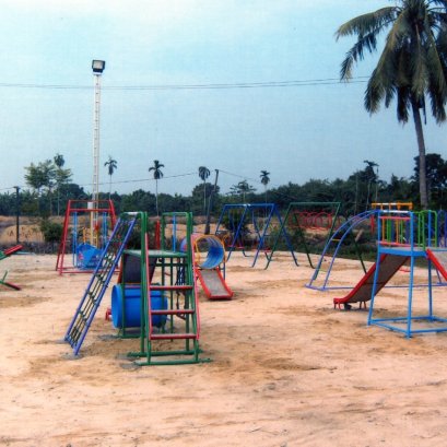เครื่องเล่น กับ สนามเด็กเล่น