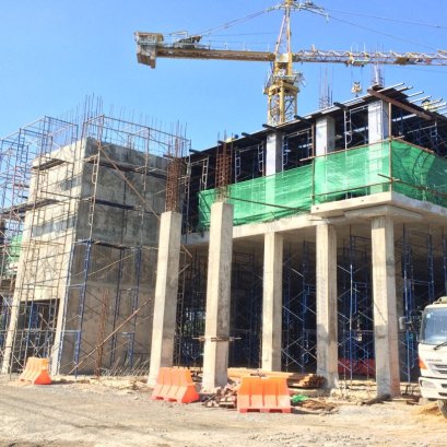 ควบคุมงานก่อสร้างอาคารสำนักงาน