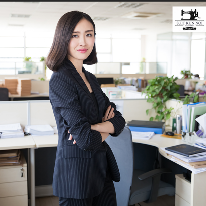 "Modern Women's Suit Styling: Elegance & Confidence Tips"