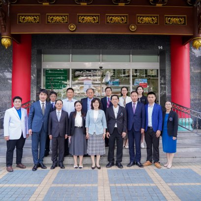 上海中医药大学王璐副校长一行参访我院