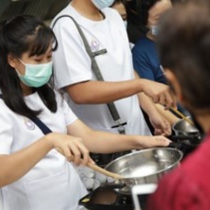 兰实大学师生代表参观华侨医院中药库