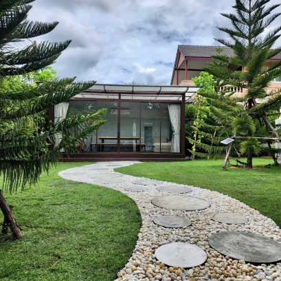 ทางเดินหินขาว,ปูหญ้านวลน้อย,ปลูกต้นสนฉัตรสูง5ม.  หน้างานตลิ่งชัน