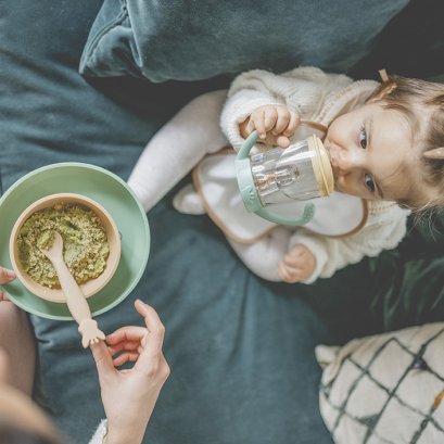 THE GUIDE TO INTRODUCING FOOD AT THE RIGHT TIME